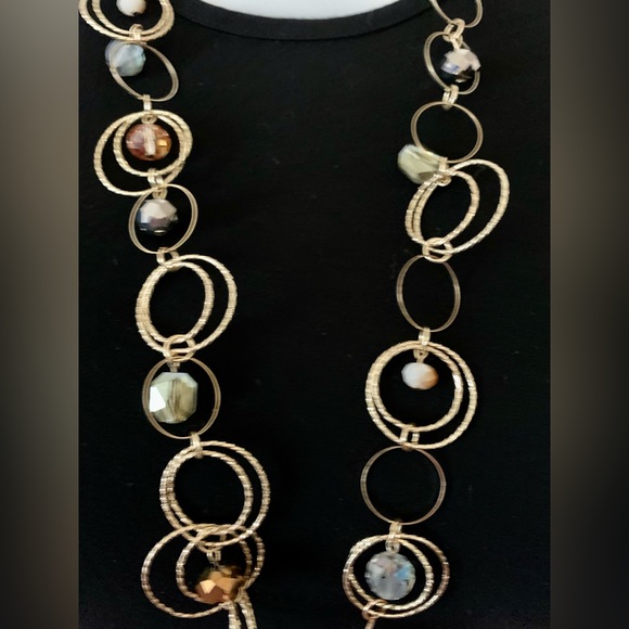 LN PRETTY & FEMININE NECKLACE. 17” LONG WHEN FASTENED. SHADES OF TAN/GOLD. - Picture 6 of 9